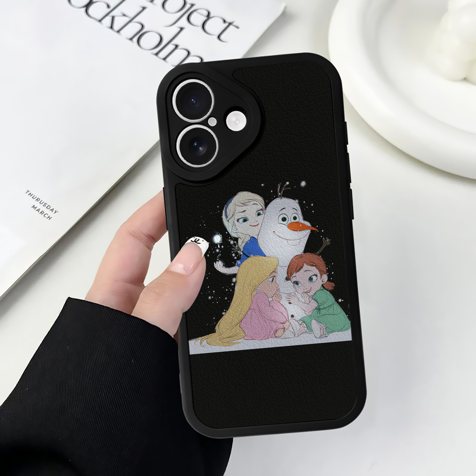 （画像用） アナと雪の女王 アンナ エルサ Frozen Anna Elsa 【iPhone 16シリーズ対応】シリコンスマホケース（レザー調） 材質：シリコン